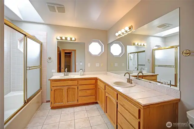 Primary en-suite bath.
