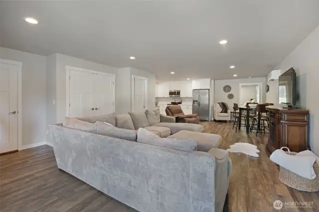Building DADU Lower:  Fully remodeled with a   separate private access.  1 bed / 1 full bath  Full kitchen with quartz counters  Full laundry room  A/C mini-splits  Cat5 Wired with WIFI  Sliding doors to patio  Additional access to shop