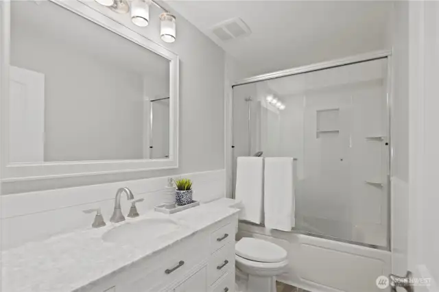 Guest bathroom upstairs with second jetted tub