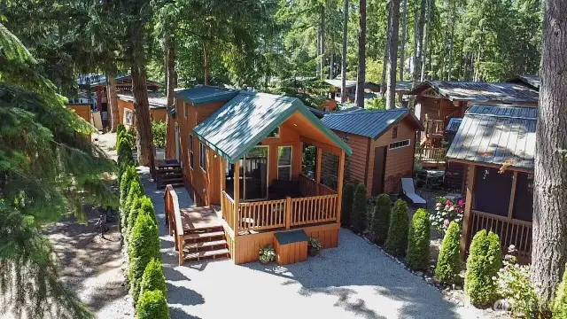 10 MAPLE CABIN WITH LOFT ON 3300 SQ FT