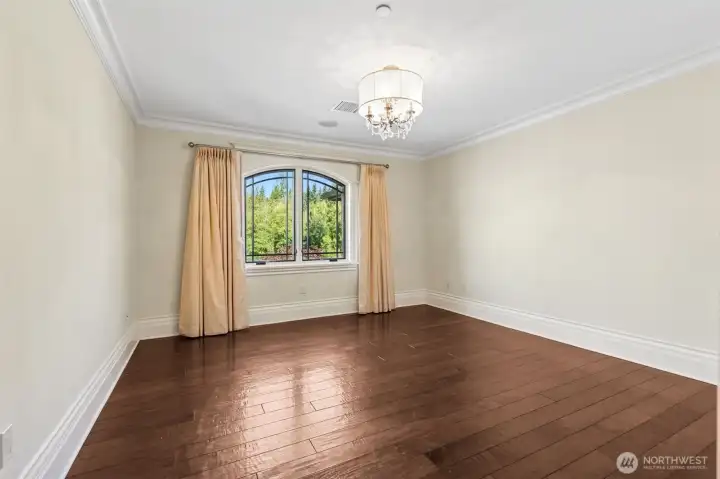 Guest room on the 2nd floor overlooking the front of the estate.