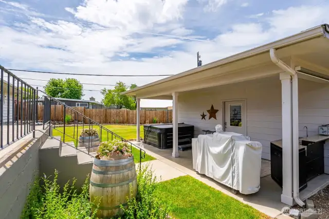Hot tub (optional with purchase)