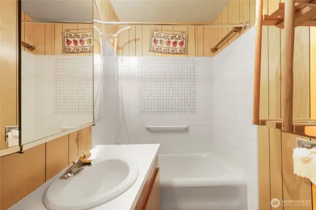 Mainfloor Full Bathroom