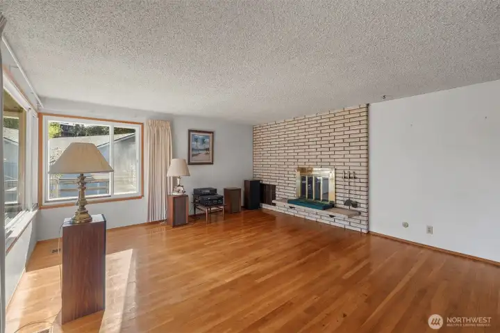 Livingroom with fireplace