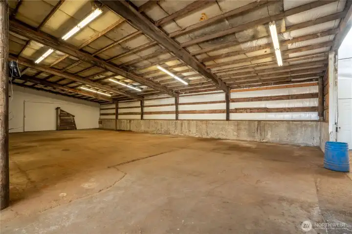 Additional storage space adjacent to shop. Additional storage space adjacent to shop.