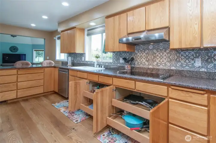 Pull-Out Drawers - a luxury throughout the kitchen