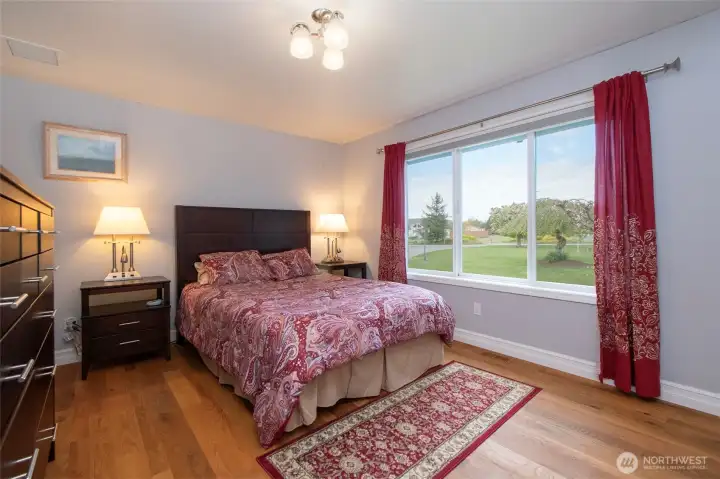 Generous sized bedroom with mirrored closet doors