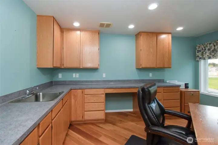 Craft Studio/Office for multi-purpose opportunities