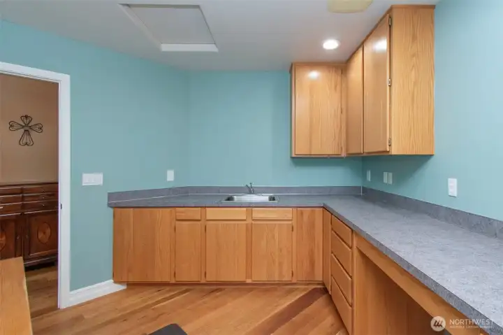 Tremendous workspace for projects and storage