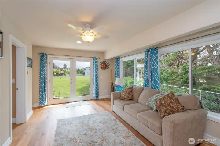 Den or extra living space with access to backyard and lots of great natural light