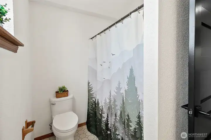 Upstairs full bathroom.