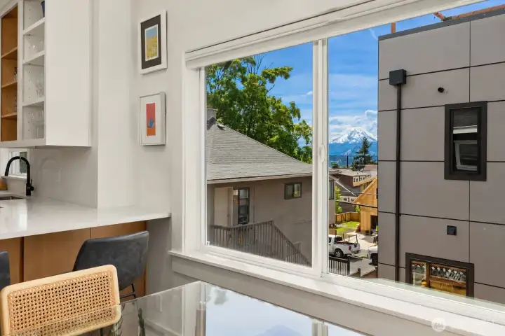 2-bedroom suite - Mountain views from your dining room table 2-bedroom suite - Mountain views from your dining room table