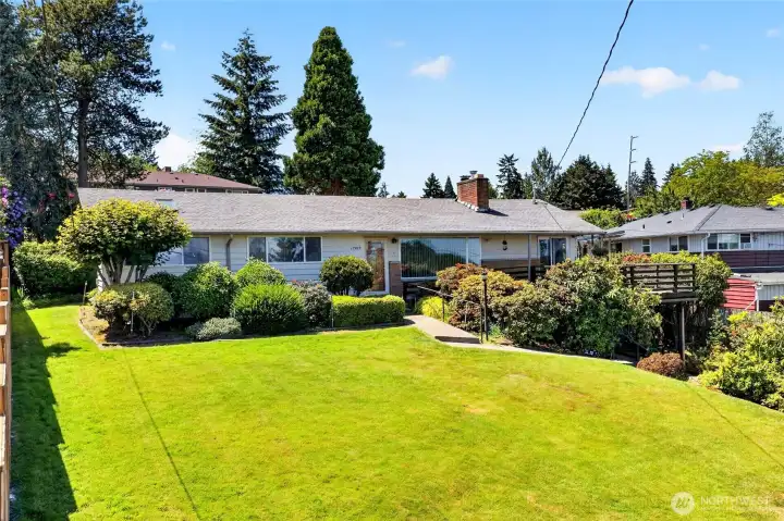Gorgeous Daylight Rambler in SeaTac .Mature And Beautifully landscaped grounds with Valley & Cascade Mountain range views - Come See It Today !