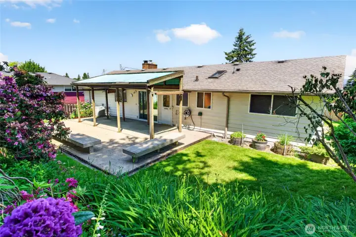 Your Back Yard Oasis - Quite and Tranquille Setting - With  Front & Back Yard irrigation .  How about a shrimp on the BBQ and cold drink - Just in Time For Summer !