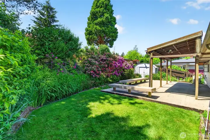 Nice Quite Garden Setting . With Large Covered Patio ! Perfect for entertaining & relaxing @ Home ...