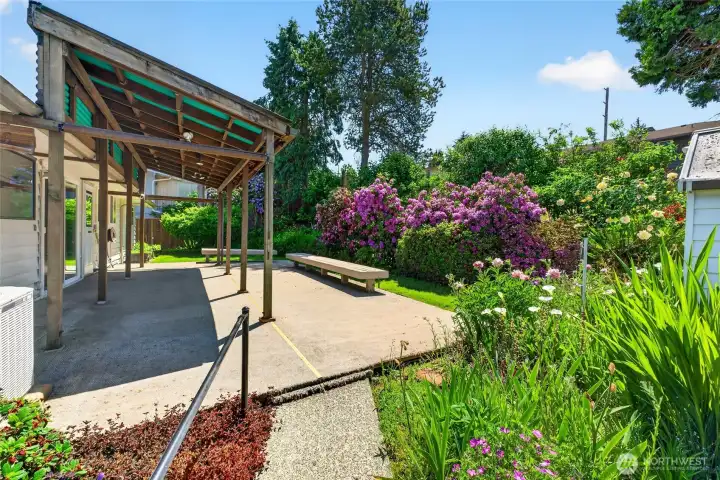 Back Yard Gardens , Patio