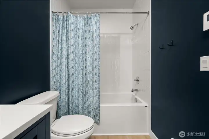 Main level bathroom with tiled tub/shower