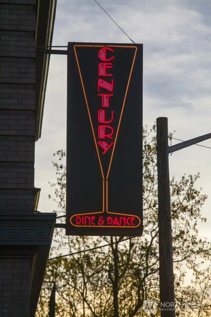 Sidewalk cafés and neighborhood gathering places