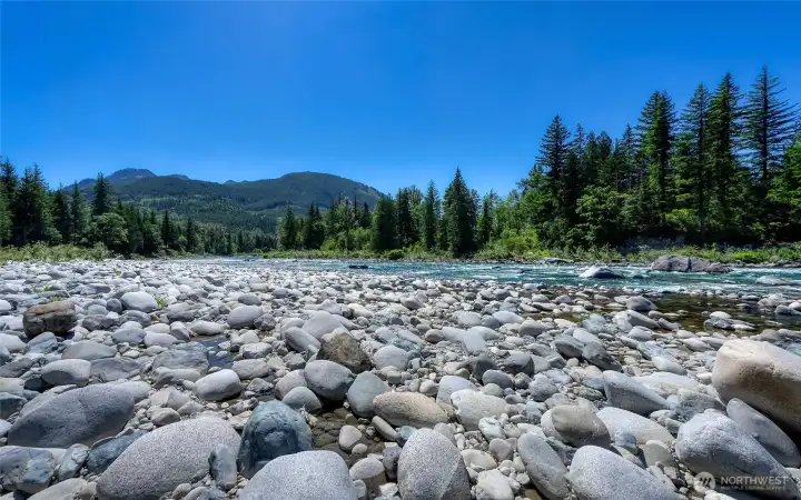 A private Big Bend getaway with direct access to the Skykomish river! A private Big Bend getaway with direct access to the Skykomish river!