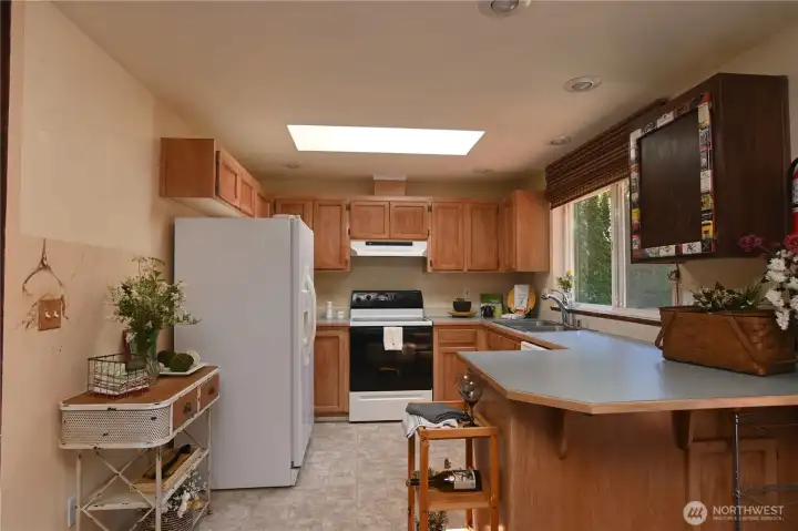 Kitchen offers relaxed bar-style seating, bright skylight and excellent workflow. Kitchen offers relaxed bar-style seating, bright skylight and excellent workflow.