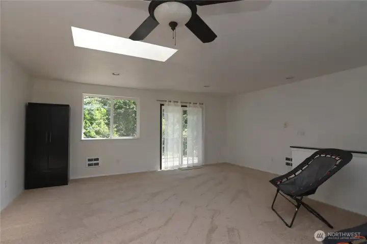 Huge bonus room or 3rd bdrm is the only space carpeted, boasting skylight and access to a mtn-view deck! Huge bonus room or 3rd bdrm is the only space carpeted, boasting skylight and access to a mtn-view deck!
