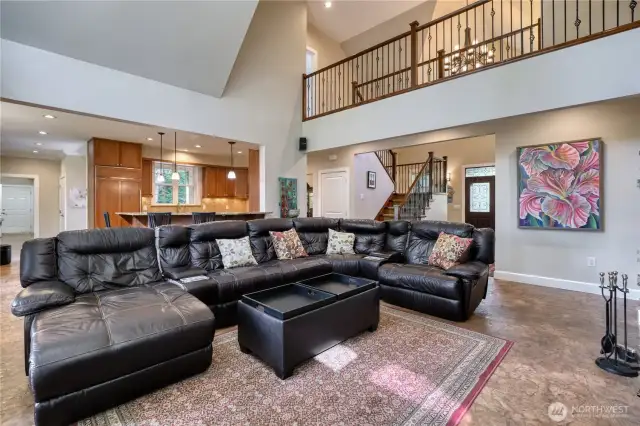 View of large living room featuring 9' ceilings.