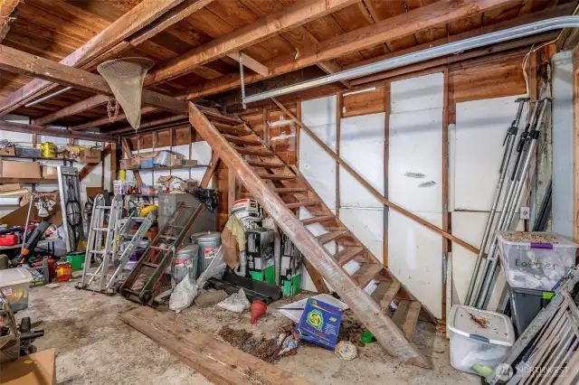 Garage/ stairs to attic