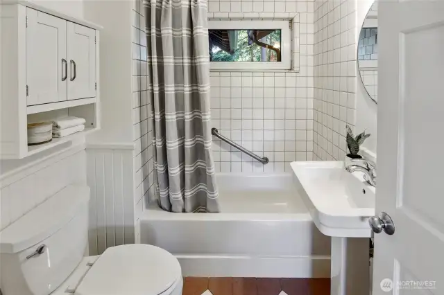 Upper level hall bath