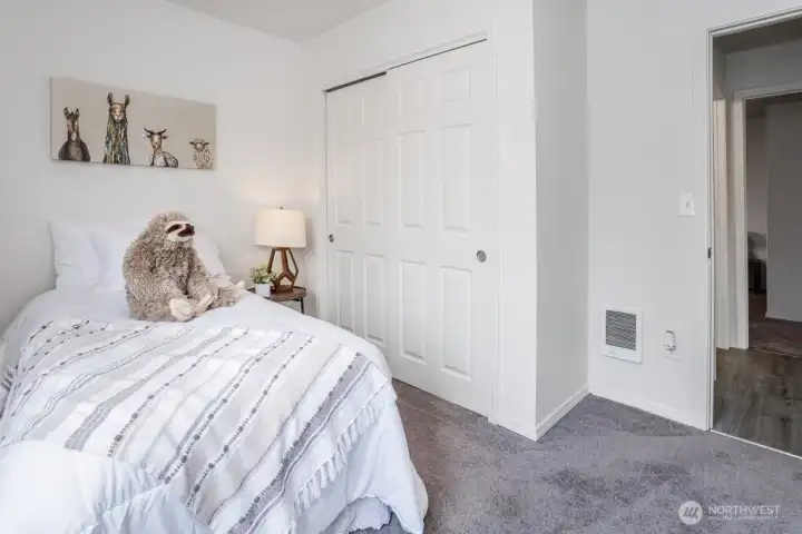 2nd bedroom w/ closet