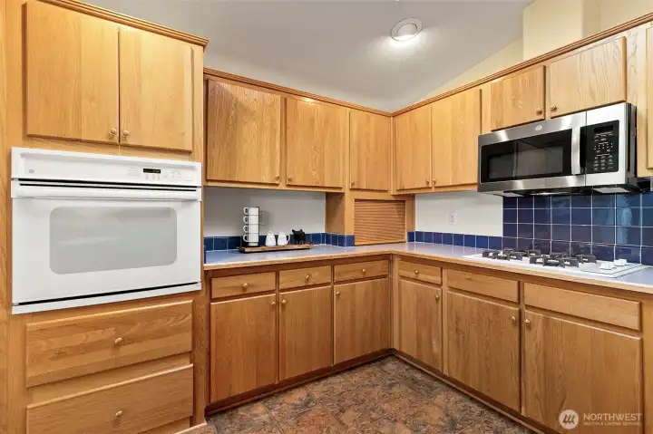 Gas stove and an abundance of counter space