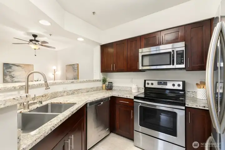 Beautiful Kitchen w/ SS appliances