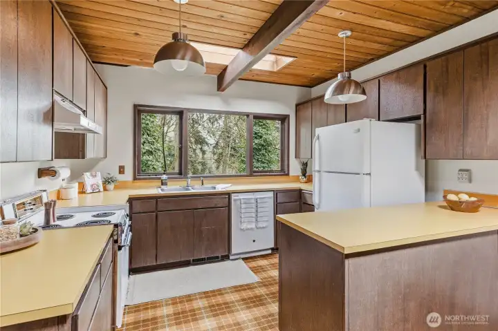 The spacious kitchen.