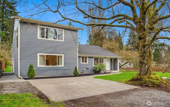 Lots of flexible off street parking space here to accomodate various vehicles!