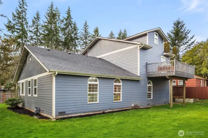 Note the darling windows & clean roof!