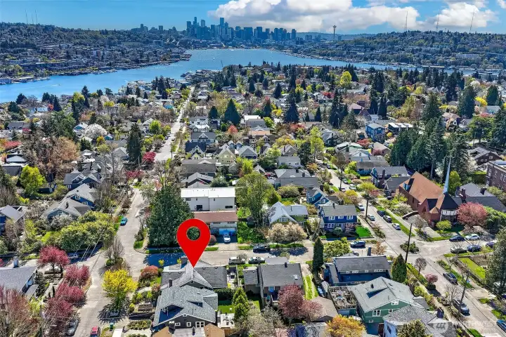 Highly desirable location in the heart of centrally located Wallingford. Best of both worlds; neighborhood feel but close to it all! UW, Downtown, SLU right at your fingertips!