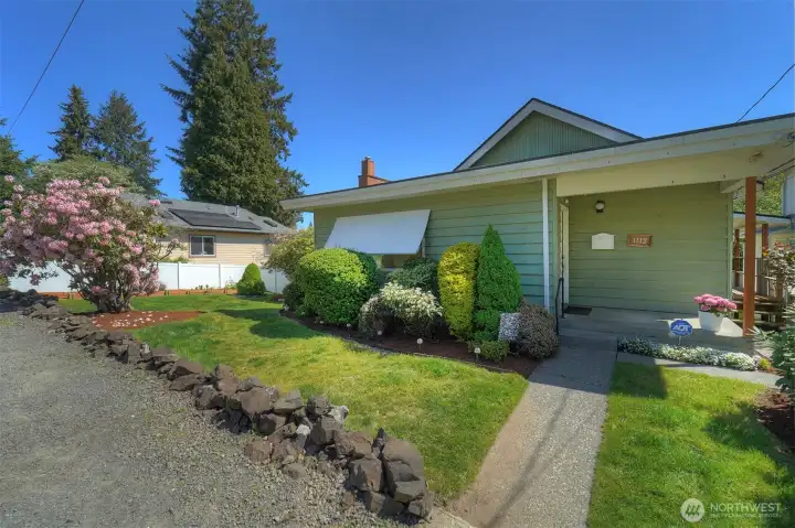 Welcome to 1112 Cambrian Ave - conveniently located near PSNS with quick access to HWY 16.