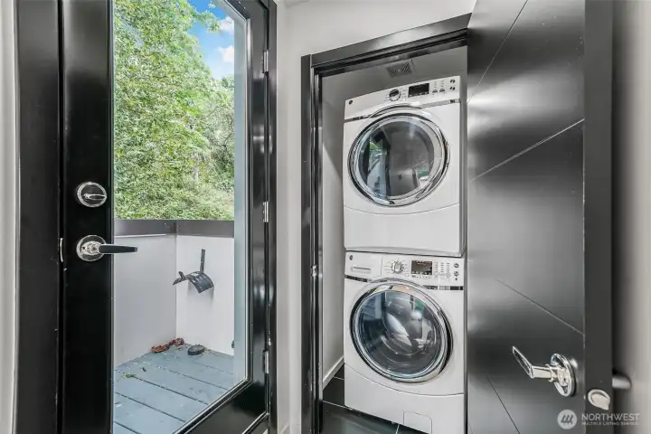 Full sized washer/dryer in the laundry closet