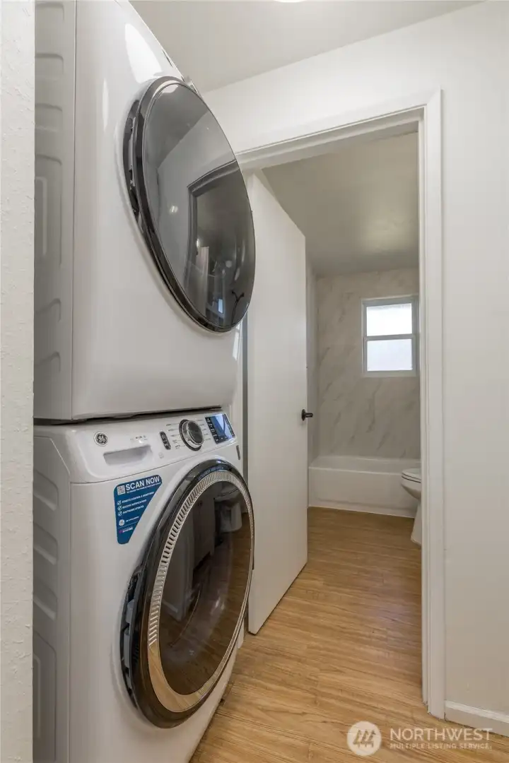 Conveniently located laundry nook with easy access to the main living areas. Washer & dryer stay!