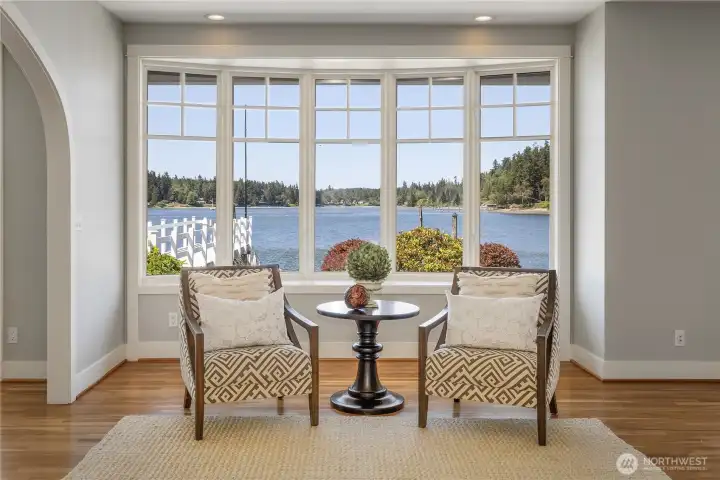 Expansive waterfront-facing rooms capture breathtaking bay views & spectacular sunsets.