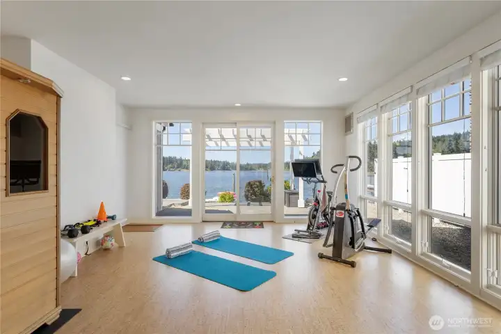 Fitness area & sauna.