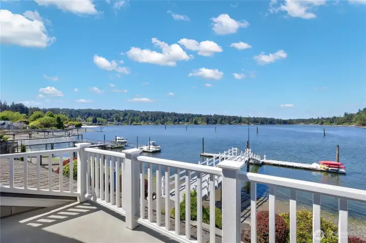 Beautifully landscaped grounds, a private bulkhead, and direct access to some of the Pacific Northwest's finest boating waters create an unmatched outdoor lifestyle.
