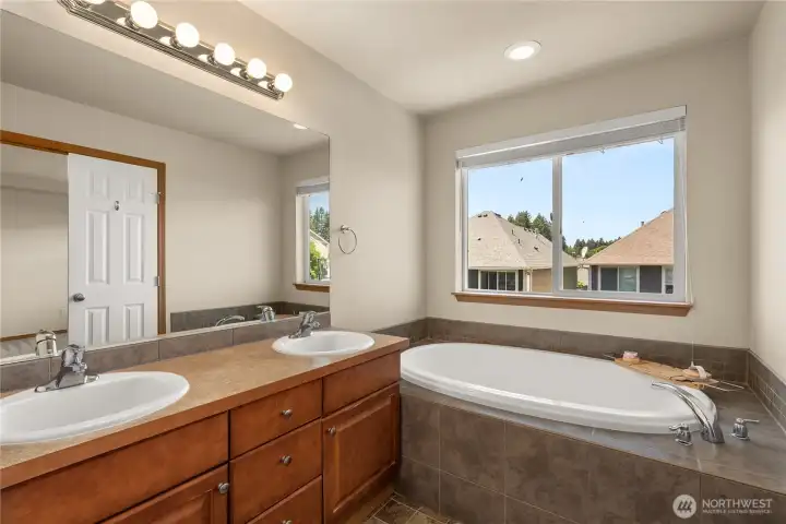 Primary 5-piece bathroom