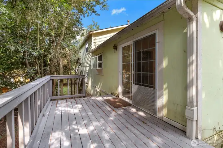 Trex deck off the dining area overlooks the rear yard