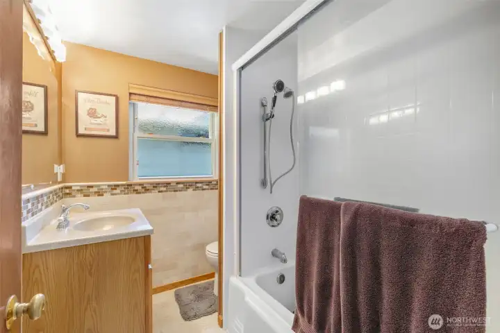 Main floor full bath. Main floor full bath.