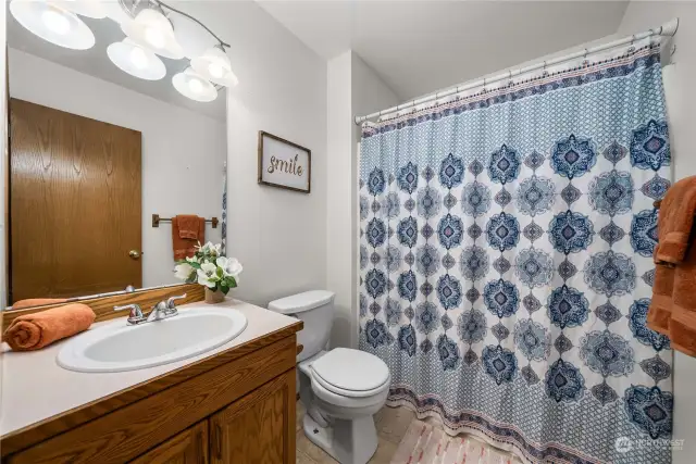 Full bathroom located on the upper level shared by surrounding bedrooms