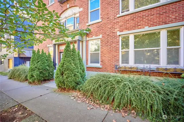 A classic 1926 brick building with no rental cap minutes to UW campus and all that the U District has to offer.