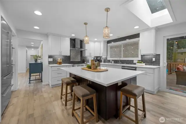 Light and bright kitchen with large island