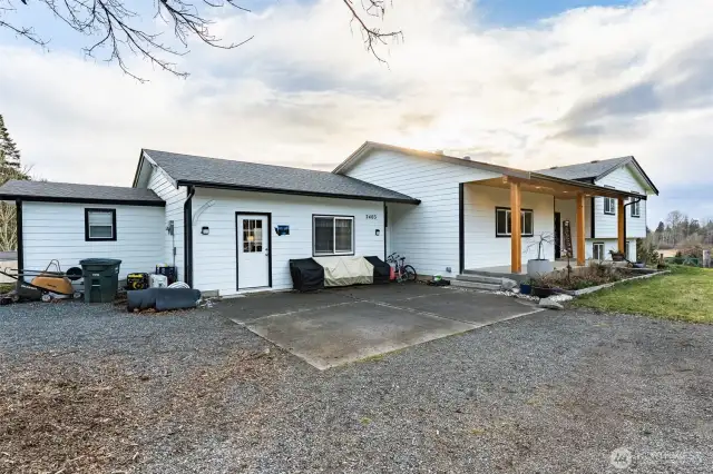 Seller offering a $12,000 buyer credit to convert the bonus space back to a 2-car garage.