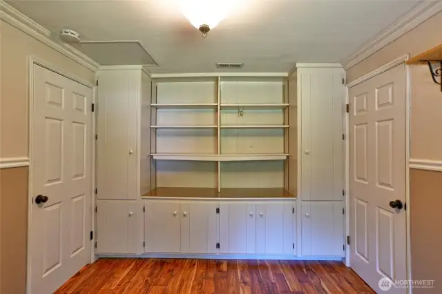 Office/den built-in cabinets and shelving