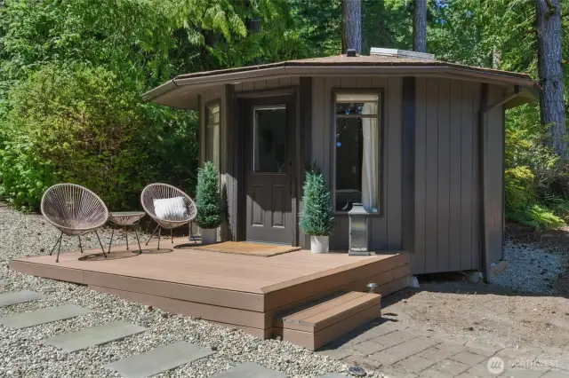 "The Hut". The perfect spot for your guests with a private 3/4 bath.